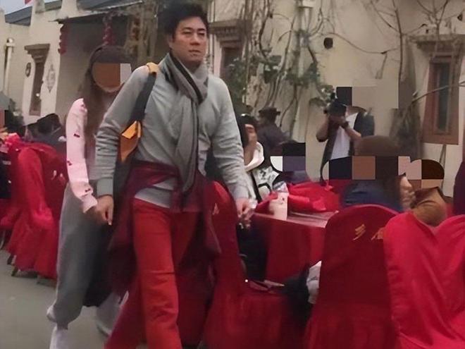 蔡国庆真的很幸福！妻子漂亮有钱还“不爱露面”，俩儿子也很优秀__蔡国庆真的很幸福！妻子漂亮有钱还“不爱露面”，俩儿子也很优秀