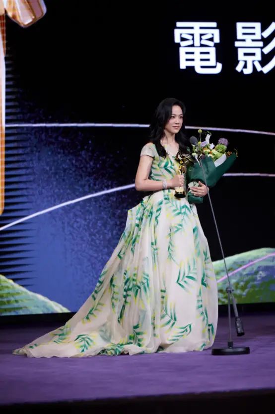 60岁美上热搜的张曼玉，又给我们上了美的一课__60岁美上热搜的张曼玉，又给我们上了美的一课