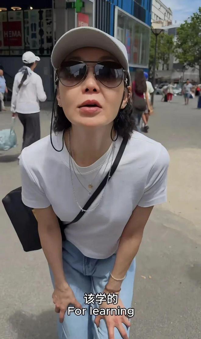 _60岁美上热搜的张曼玉，又给我们上了美的一课_60岁美上热搜的张曼玉，又给我们上了美的一课