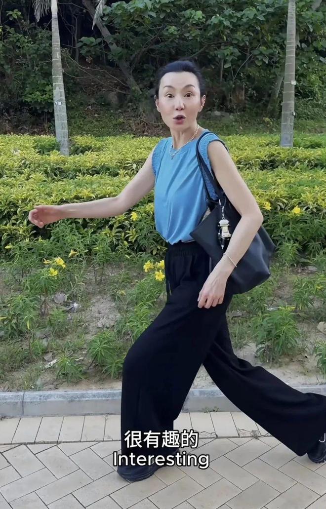 60岁美上热搜的张曼玉，又给我们上了美的一课__60岁美上热搜的张曼玉，又给我们上了美的一课