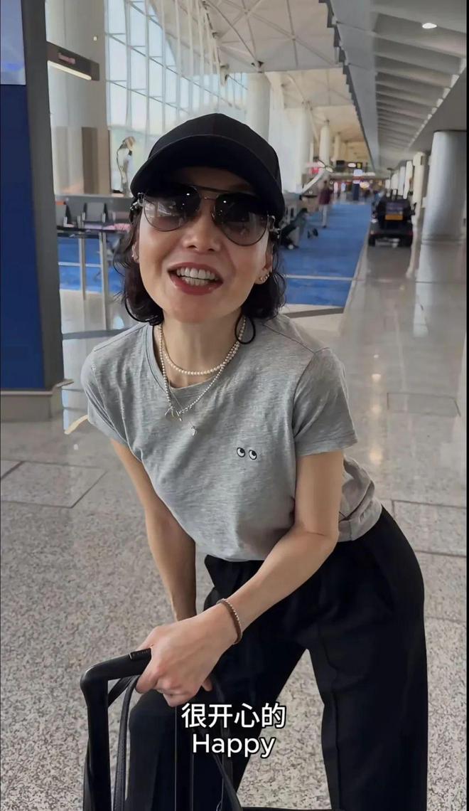 60岁美上热搜的张曼玉，又给我们上了美的一课_60岁美上热搜的张曼玉，又给我们上了美的一课_
