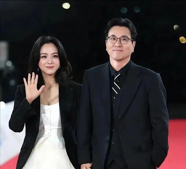 60岁美上热搜的张曼玉，又给我们上了美的一课__60岁美上热搜的张曼玉，又给我们上了美的一课