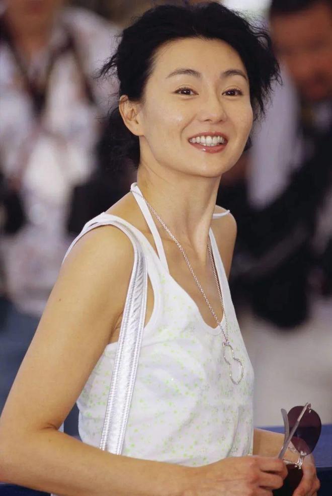 60岁美上热搜的张曼玉，又给我们上了美的一课_60岁美上热搜的张曼玉，又给我们上了美的一课_