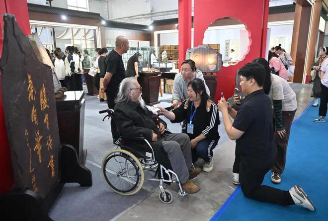 跟着彭祖述逛展，解密松花石上的诗书密码