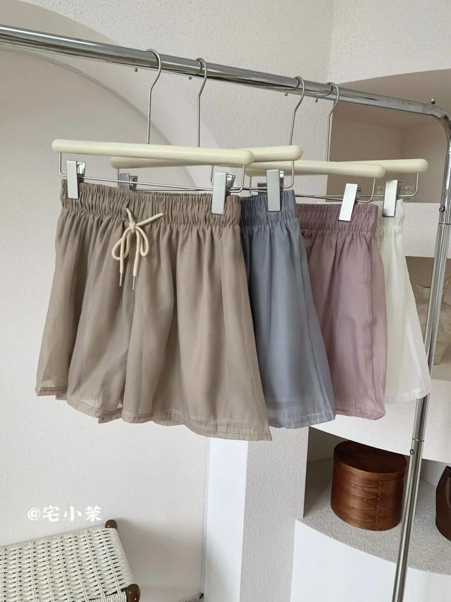 满大街“露奶衫”？短上衣+高腰下装，才是今夏组合！__满大街“露奶衫”？短上衣+高腰下装，才是今夏组合！