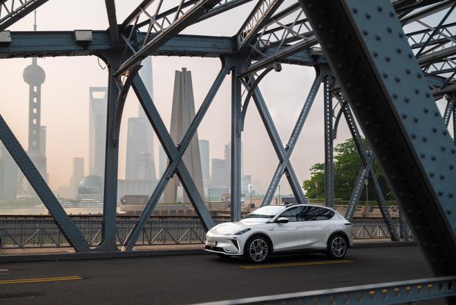 全系标配800V/续航700km 智己LS7焕新版正式上市