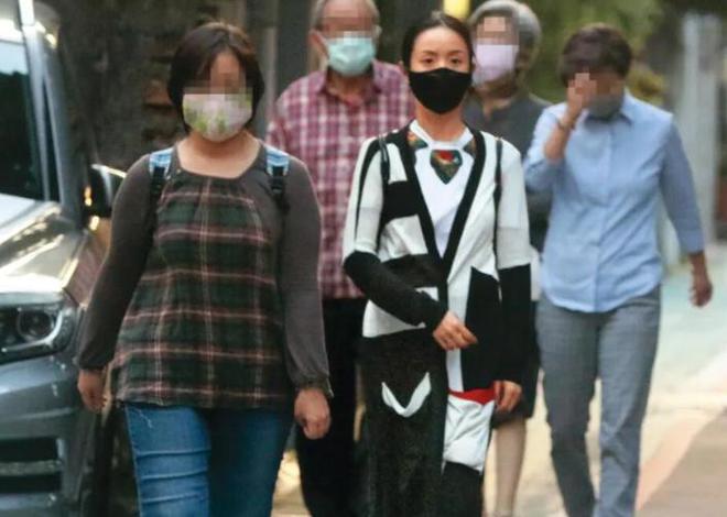林依晨为夫家高龄产子太拼！发文回应追生男宝争议，内涵网友冒昧_林依晨为夫家高龄产子太拼！发文回应追生男宝争议，内涵网友冒昧_