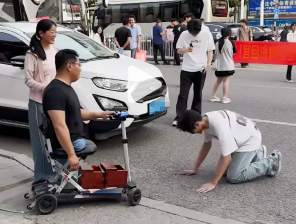 被儿子跪谢的无腿父亲：他想当兵，考完次日就去打工，预支工资给我买父亲节礼物