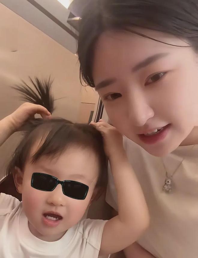 黄一鸣晒女儿喊爸爸，网友呼吁她关注宗家争产案，女儿长大可参考__黄一鸣晒女儿喊爸爸，网友呼吁她关注宗家争产案，女儿长大可参考