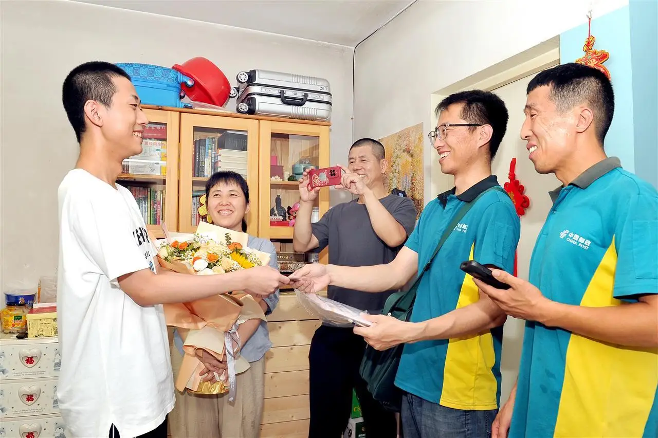 山西首封高考录取通知书送达，该学子高考677分被清华大学录取，曾获国家级竞赛银牌