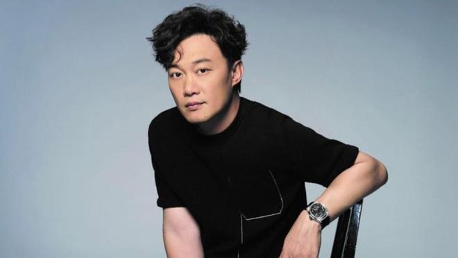 _陈奕迅演唱会摔倒视频_陈奕迅舞台摔倒