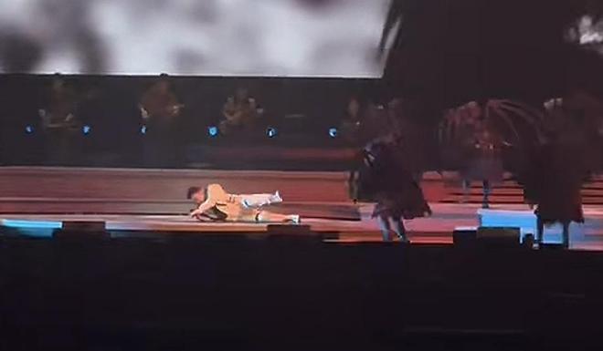 陈奕迅舞台摔倒_陈奕迅演唱会摔倒视频_