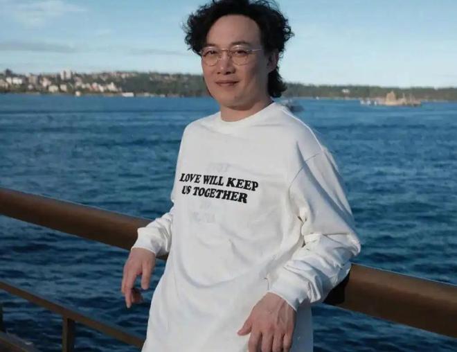 陈奕迅演唱会摔倒视频_陈奕迅舞台摔倒_
