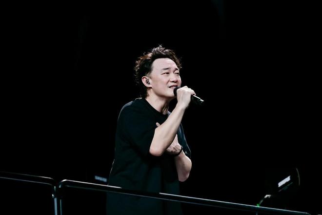 _陈奕迅演唱会摔倒视频_陈奕迅舞台摔倒