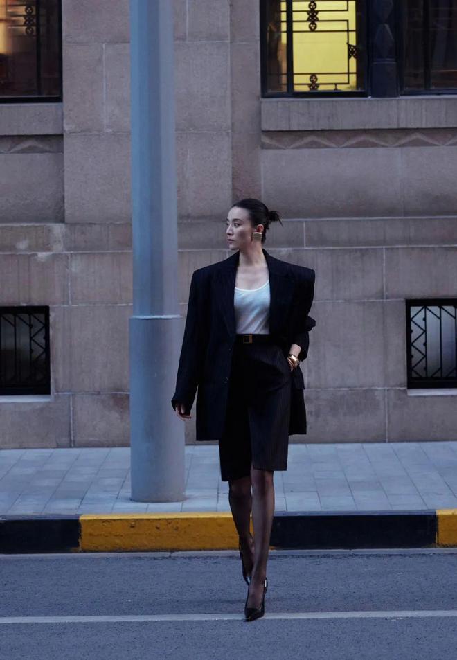 被亲妈吐槽“丑得像猴子”，却成了巴黎最会卖货的女人，她的故事真的好精彩！__被亲妈吐槽“丑得像猴子”，却成了巴黎最会卖货的女人，她的故事真的好精彩！