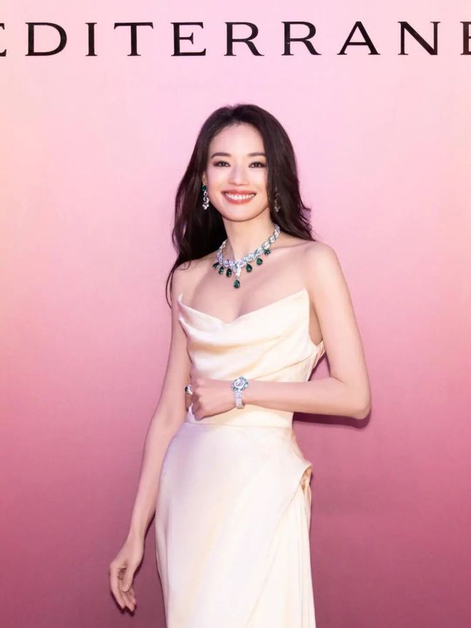 _被亲妈吐槽“丑得像猴子”，却成了巴黎最会卖货的女人，她的故事真的好精彩！_被亲妈吐槽“丑得像猴子”，却成了巴黎最会卖货的女人，她的故事真的好精彩！