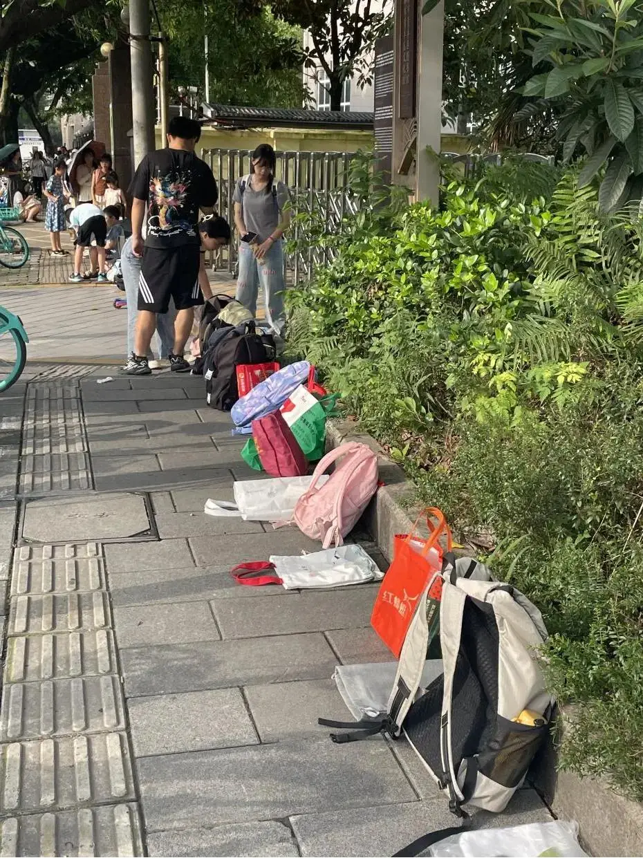 路边一排排书包干啥的？成都娃娃们暑假在这些地方占座位_路边一排排书包干啥的？成都娃娃们暑假在这些地方占座位_