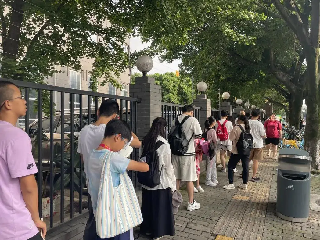 _路边一排排书包干啥的？成都娃娃们暑假在这些地方占座位_路边一排排书包干啥的？成都娃娃们暑假在这些地方占座位