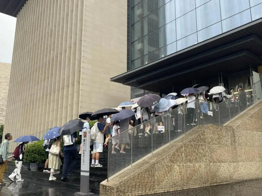 路边一排排书包干啥的？成都娃娃们暑假在这些地方占座位_路边一排排书包干啥的？成都娃娃们暑假在这些地方占座位_