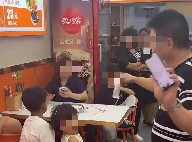 “3女子带4孩续面”涉事双方均称被网暴，顾客最新发声：签了和解协议他还开直播说这事，我决定起诉他_“3女子带4孩续面”涉事双方均称被网暴，顾客最新发声：签了和解协议他还开直播说这事，我决定起诉他_