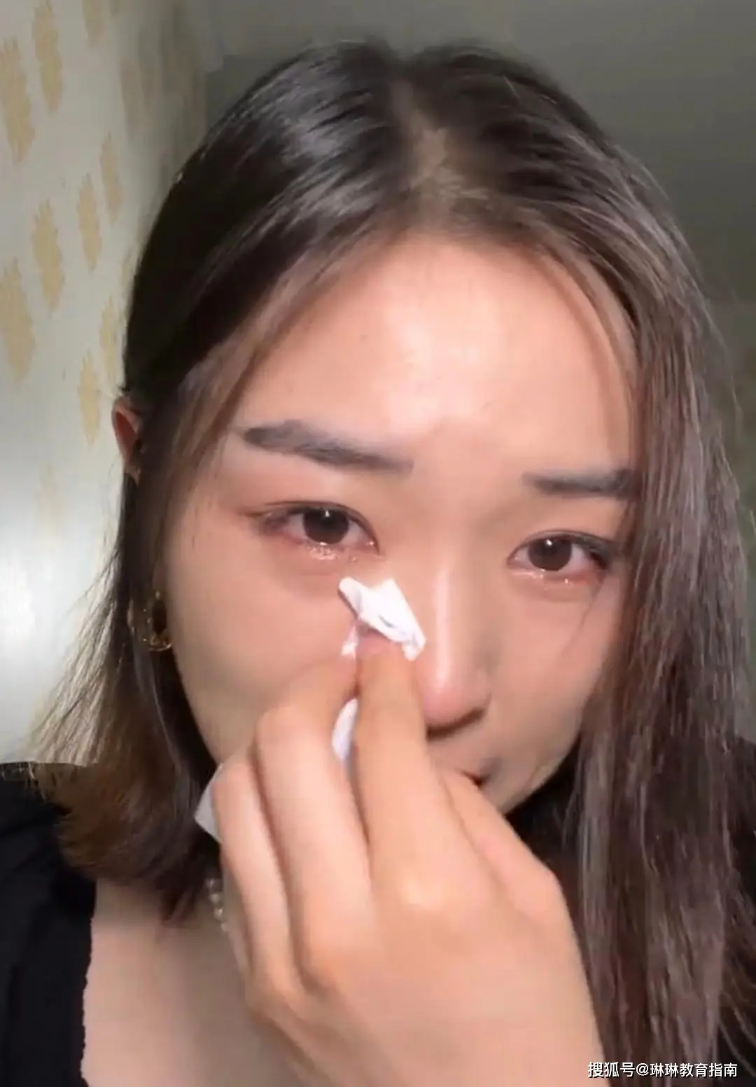一盒“廉价珠宝”，让高三女孩母亲气到发抖：我的孩子已经烂掉了