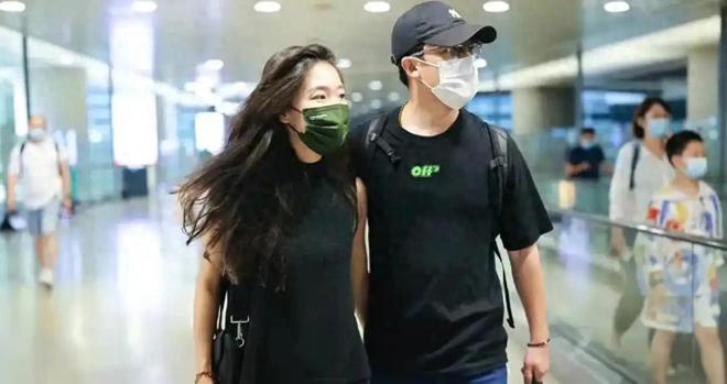 黄轩带女友法国海边度假 全程耐心陪伴 女友换上泳衣后身材这么绝