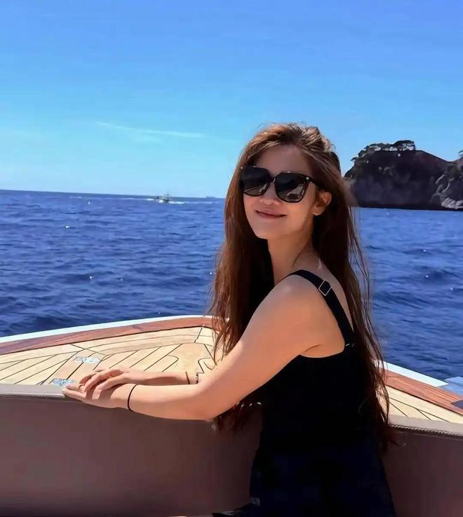 _海边游泳女士_女子海边游泳曝光
