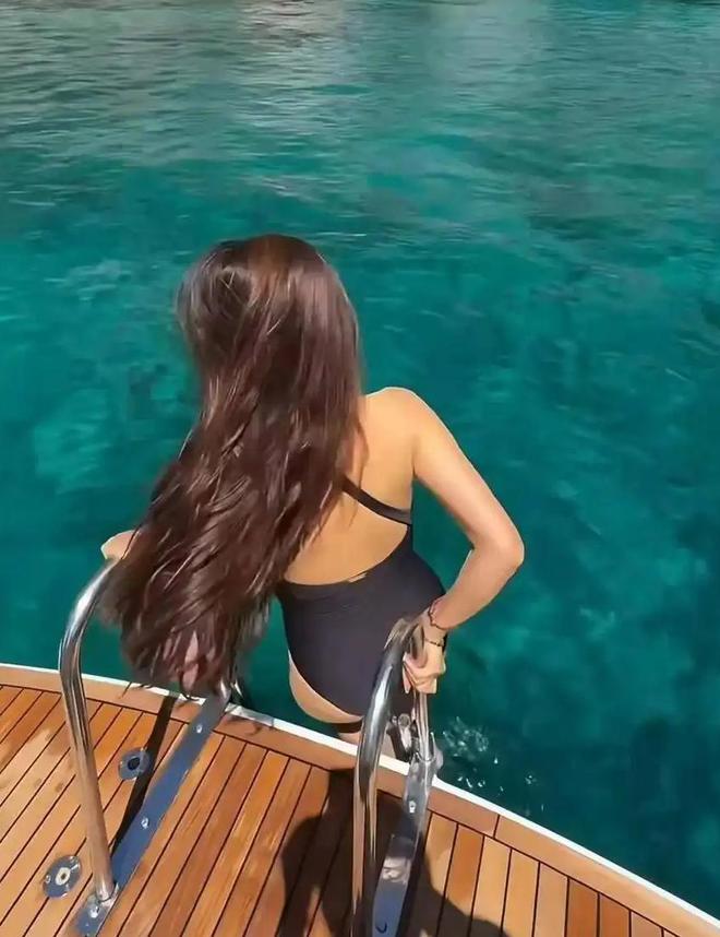 海边游泳女士_女子海边游泳曝光_