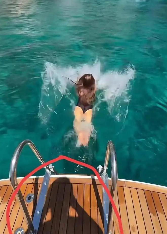 女子海边游泳曝光_海边游泳女士_