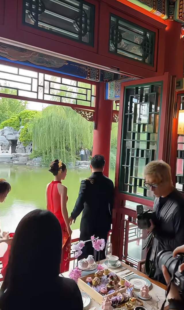 汪小菲夫妇婚礼现场曝光：在亭子里办仪式，亲朋好友坐主桌好热闹__汪小菲夫妇婚礼现场曝光：在亭子里办仪式，亲朋好友坐主桌好热闹
