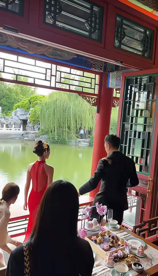 _汪小菲夫妇婚礼现场曝光：在亭子里办仪式，亲朋好友坐主桌好热闹_汪小菲夫妇婚礼现场曝光：在亭子里办仪式，亲朋好友坐主桌好热闹