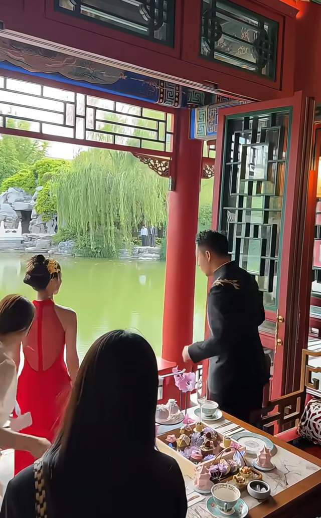 _汪小菲夫妇婚礼现场曝光：在亭子里办仪式，亲朋好友坐主桌好热闹_汪小菲夫妇婚礼现场曝光：在亭子里办仪式，亲朋好友坐主桌好热闹