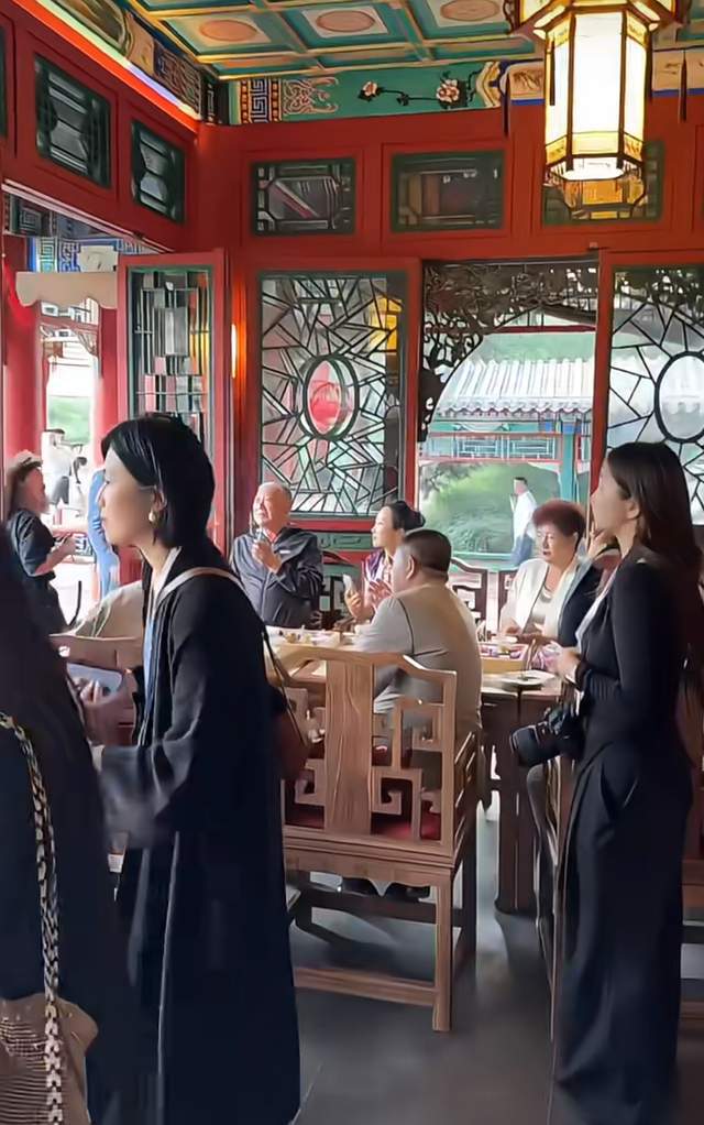 汪小菲夫妇婚礼现场曝光：在亭子里办仪式，亲朋好友坐主桌好热闹__汪小菲夫妇婚礼现场曝光：在亭子里办仪式，亲朋好友坐主桌好热闹