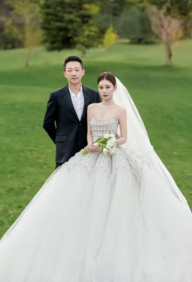_汪小菲夫妇婚礼现场曝光：在亭子里办仪式，亲朋好友坐主桌好热闹_汪小菲夫妇婚礼现场曝光：在亭子里办仪式，亲朋好友坐主桌好热闹