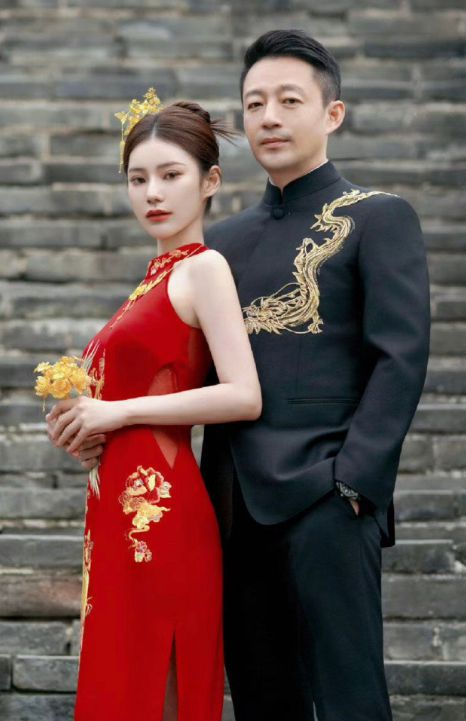 _汪小菲夫妇婚礼现场曝光：在亭子里办仪式，亲朋好友坐主桌好热闹_汪小菲夫妇婚礼现场曝光：在亭子里办仪式，亲朋好友坐主桌好热闹