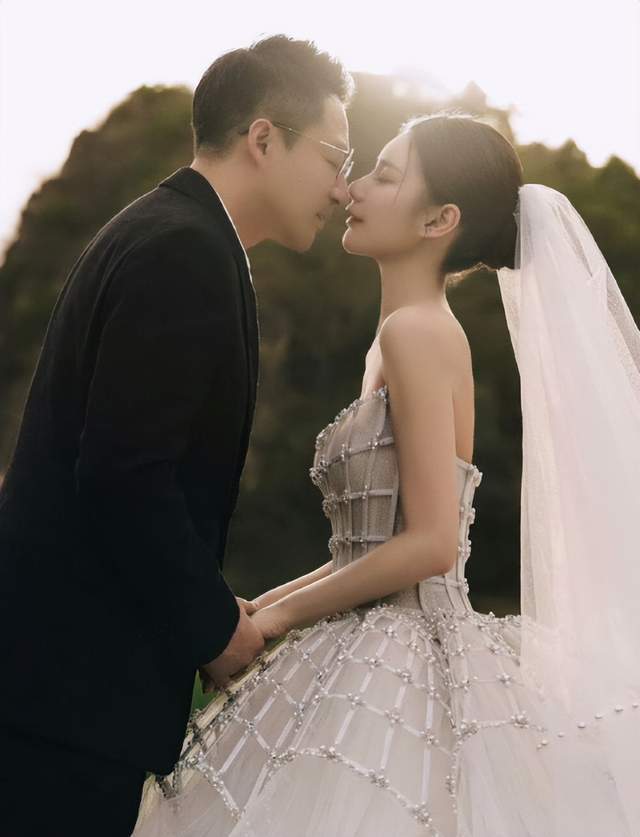 汪小菲夫妇婚礼现场曝光：在亭子里办仪式，亲朋好友坐主桌好热闹__汪小菲夫妇婚礼现场曝光：在亭子里办仪式，亲朋好友坐主桌好热闹