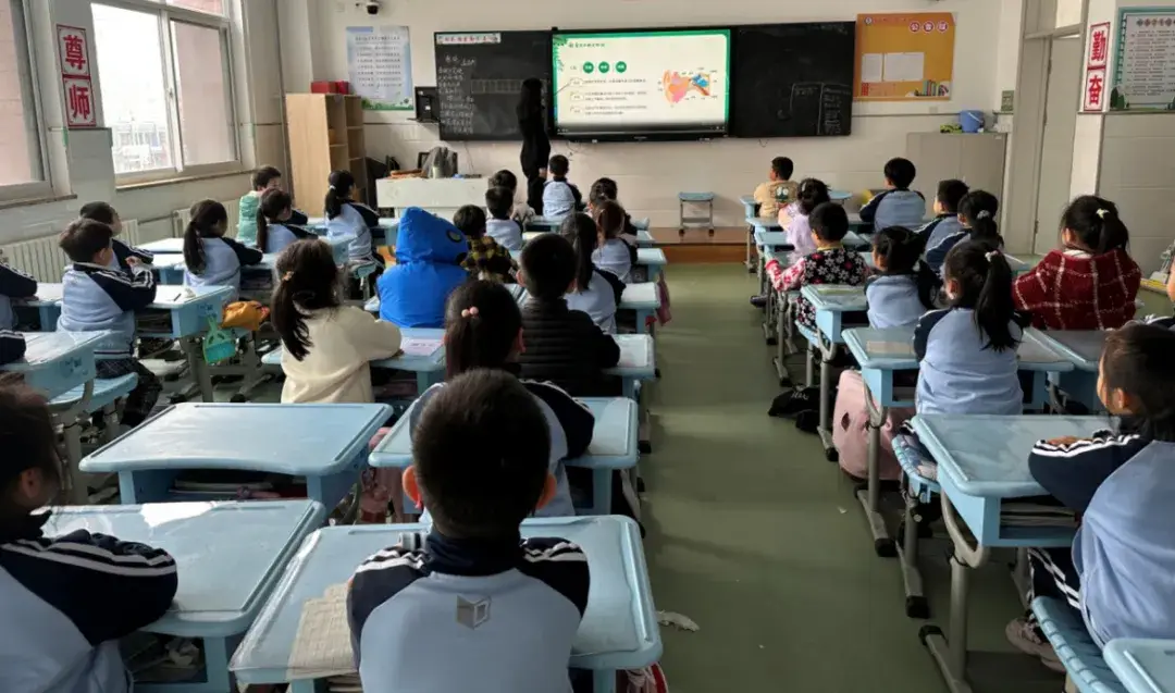 威海临港实验学校：交通安全进校，校家社守护成长