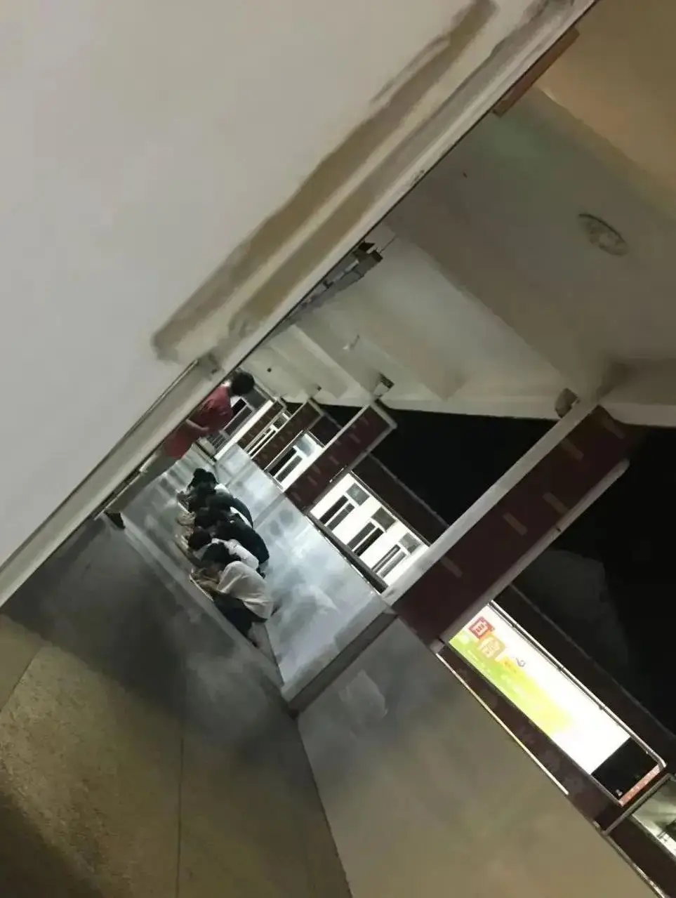 老师让学生跪地写检讨遭停职，别再说“恨铁不成钢”了