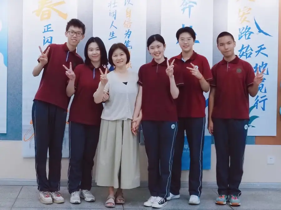 今天中考，她们送别第一届和最后一届考生