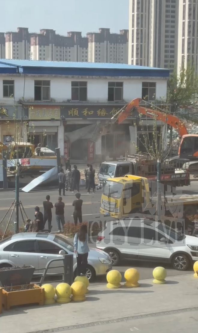 山东枣庄一女子称遭属地街道、城管强拆房屋？当地回应：正在了解情况