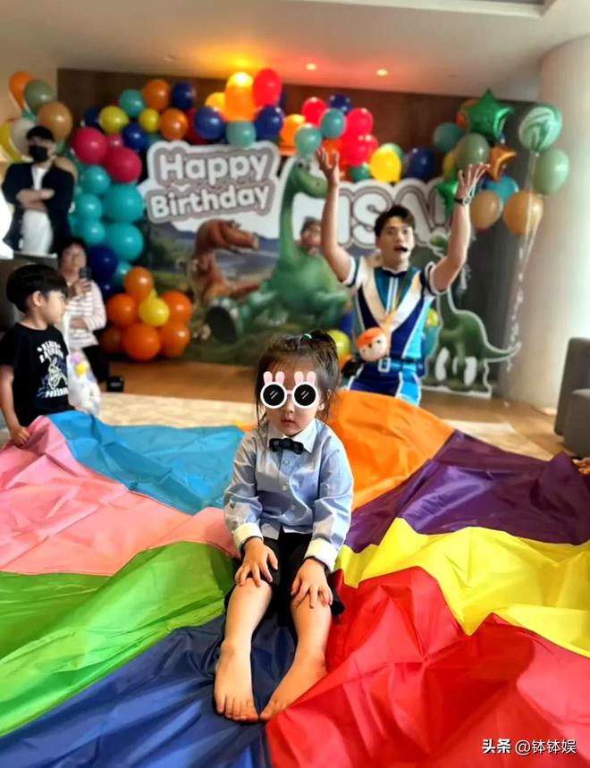 _向佐儿子过3岁生日，郭碧婷素颜出镜好美，肉弟扎长头发长相秀气_向佐儿子过3岁生日，郭碧婷素颜出镜好美，肉弟扎长头发长相秀气