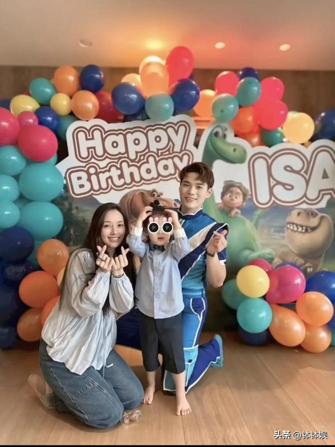 向佐儿子过3岁生日，郭碧婷素颜出镜好美，肉弟扎长头发长相秀气_向佐儿子过3岁生日，郭碧婷素颜出镜好美，肉弟扎长头发长相秀气_
