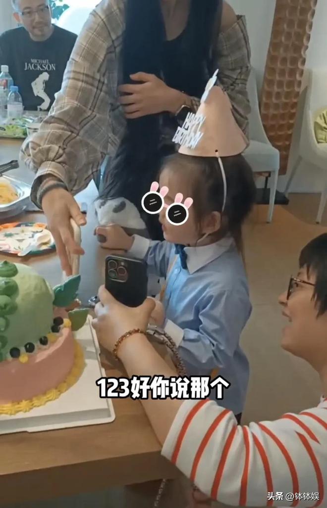 向佐儿子过3岁生日，郭碧婷素颜出镜好美，肉弟扎长头发长相秀气_向佐儿子过3岁生日，郭碧婷素颜出镜好美，肉弟扎长头发长相秀气_