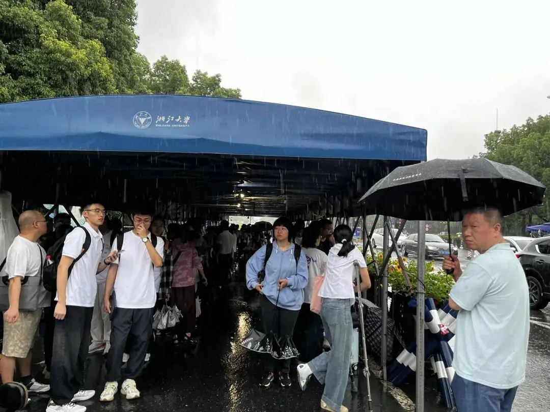 近5000名学霸暴雨中参加面试！浙大“三位一体”今年考了啥