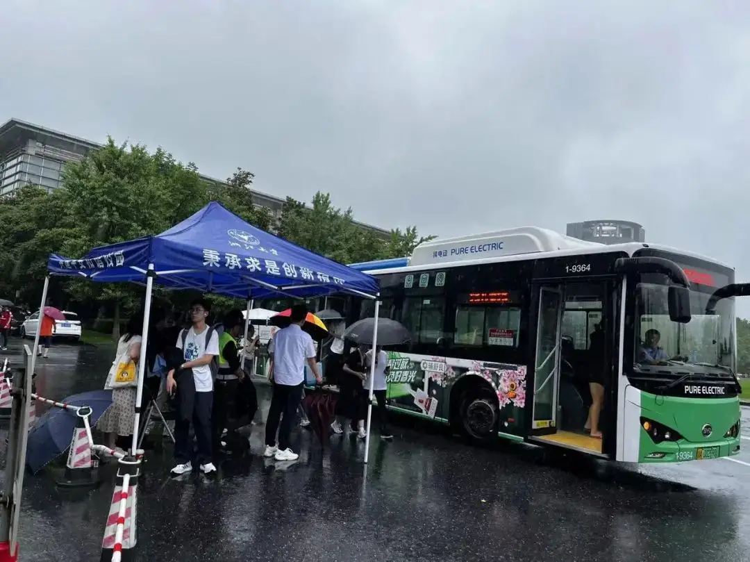 近5000名学霸暴雨中参加面试！浙大“三位一体”今年考了啥__近5000名学霸暴雨中参加面试！浙大“三位一体”今年考了啥