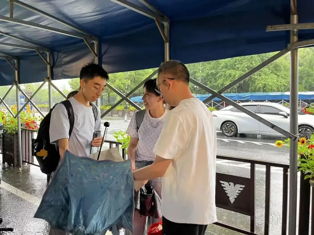 近5000名学霸暴雨中参加面试！浙大“三位一体”今年考了啥__近5000名学霸暴雨中参加面试！浙大“三位一体”今年考了啥