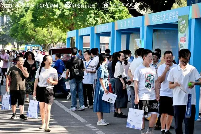 成都理工大学举办2025年校园开放日，数千人沉浸式探校_成都理工大学举办2025年校园开放日，数千人沉浸式探校_