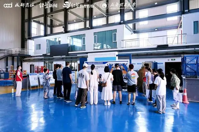 _成都理工大学举办2025年校园开放日，数千人沉浸式探校_成都理工大学举办2025年校园开放日，数千人沉浸式探校