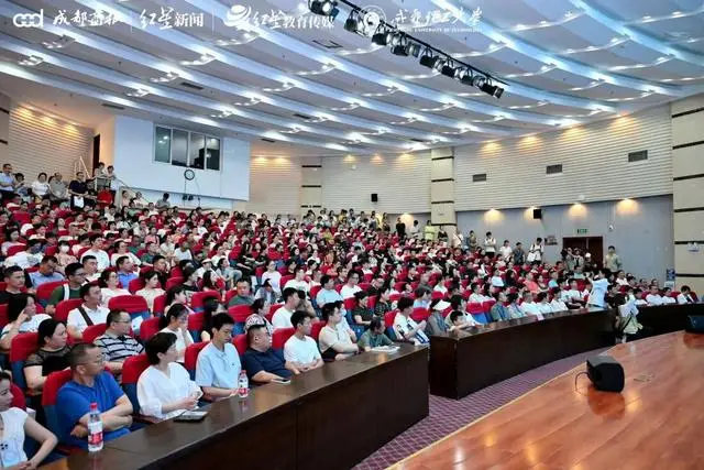 _成都理工大学举办2025年校园开放日，数千人沉浸式探校_成都理工大学举办2025年校园开放日，数千人沉浸式探校