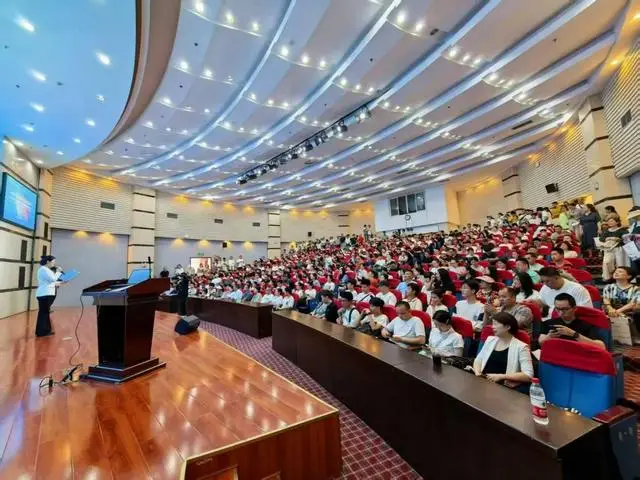 成都理工大学举办2025年校园开放日，数千人沉浸式探校_成都理工大学举办2025年校园开放日，数千人沉浸式探校_